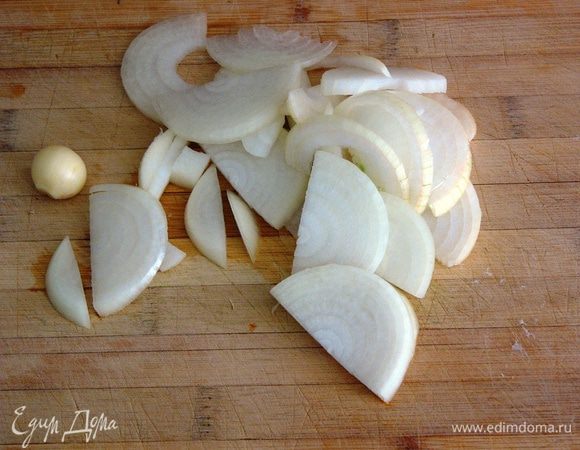 Очистить лук и чеснок, лук нарезать полукольцами.