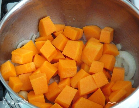 Тыкву нарезать кубиками и добавить в кастрюлю.
