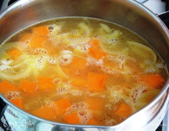 Залить овощи кипятком и бульоном и варить 15 минут.