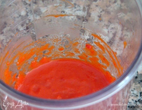 Перец очистить от кожи и пюрировать блендером.