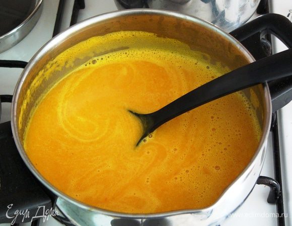 Перед тем, как пюрировать суп, добавим в него соль и специи. Их вы можете выбрать по своему вкусу. Затем предоставим работать блендеру.