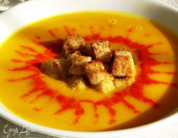 Разливаем суп в порционные тарелки, украшая его перечным пюре. По желанию, можно добавить сливки, но это дело вкуса. Хорошо сочетаются с этим супом хлебные сухарики. Чтобы их сделать, надо нарезать кубиками черствый хлеб, посыпать солью, перцем, сахаром, сбрызнуть оливковым маслом и запечь до зарумянивания в духовке или обжарить на сковороде.
Подаем наш суп гостям и наслаждаемся восторженными отзывами :)