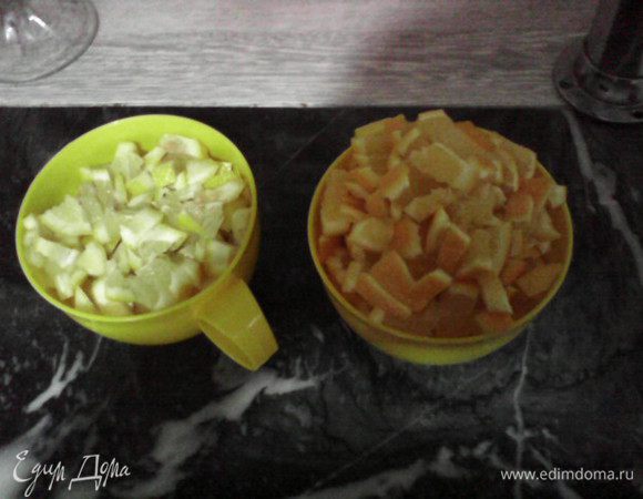 Апельсины и лимоны также нарезать кубиками вместе с цедрой (не очищая).