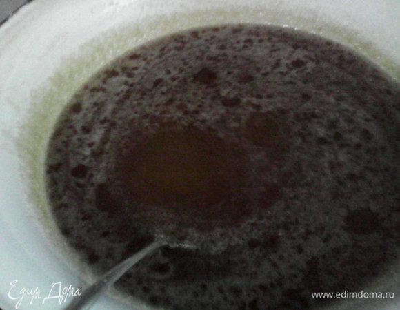 Сахар высыпать в емкость (готовлю в эмалированном тазу), слегка смочить водой и хорошо перемешать (немного воды добавляется лишь для того чтобы сахар не подгорел).
Поставить на небольшой огонь и, постоянно помешивая, довести до кипения.