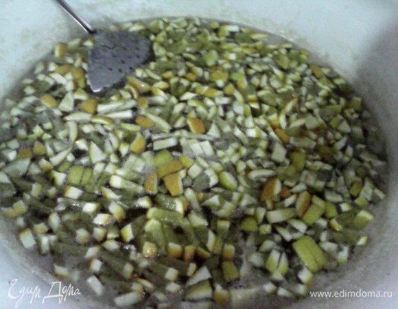 В кипящий сироп выложить нарезанные апельсины и лимоны, уменьшить огонь и потомить 20 минут. За это время цитрусовые напитаются сиропом и начнут в него опускаться.