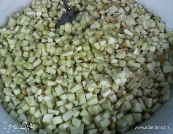 Высыпать кусочки тыквы, перемешать. Потомить на медленном огне 20 минут, потом увеличить огонь и довести до кипения постоянно помешивая. Снять с огня и дать отдохнуть 12 часов, прикрыв салфеткой или крышкой.