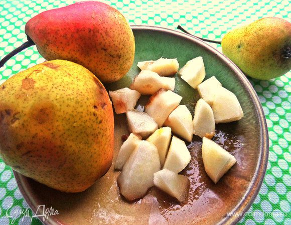 Груши у меня мелкие, местные, очень сочные. Чистим, делим на кусочки.