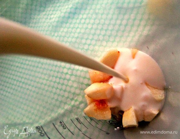 Заливаем кусочки груш в чаше для взбивания йогуртом.