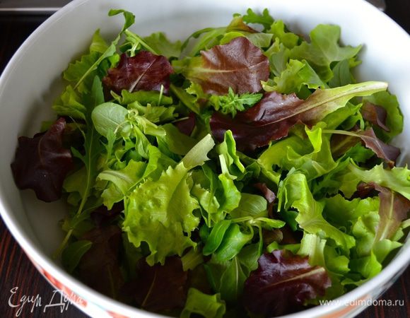 Первым делом отварить яйца вкрутую. Пока варятся, займемся приготовлением салата...
Салатный зеленый микс как следует промыть и осторожно высушить. Выложить листья салата в большую миску-салатницу.