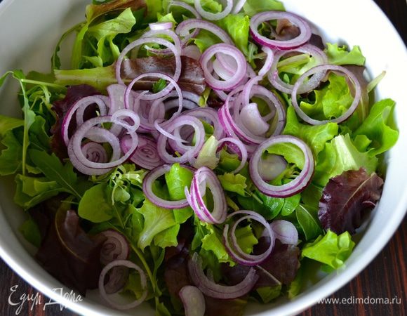 Красную луковицу очистить и очень тонко нарезать кружочками или полукольцами. Добавить к зелени.