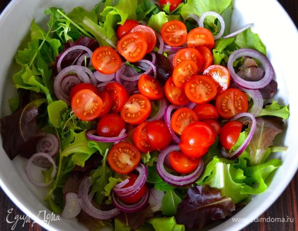 Помидорки черри вымыть, высушить и разрезать пополам. Выложить в салат.