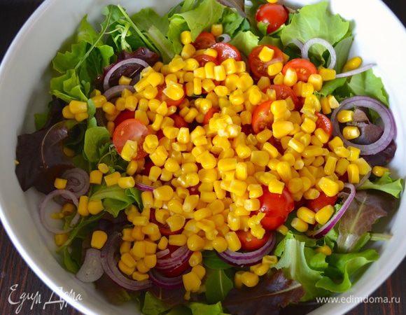 Добавить в миску консервированную кукурузу.