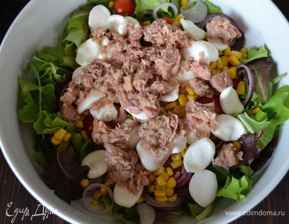 Слить лишнее масло с консервированного тунца и тоже добавить в салат.