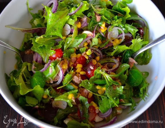 Посолить, поперчить по вкусу, полить немного оливковым маслом и сбрызнуть бальзамическим уксусом. Аккуратно все перемешать. Яйца очистить и нарезать кубиками. Добавить в салат.