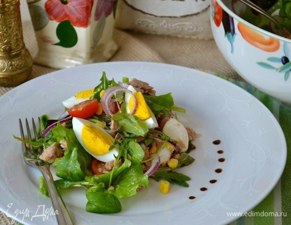 Еще можно удачно использовать перепелиные яйца. Или разложить салат по тарелкам и затем сверху выложить "дольки" яиц.