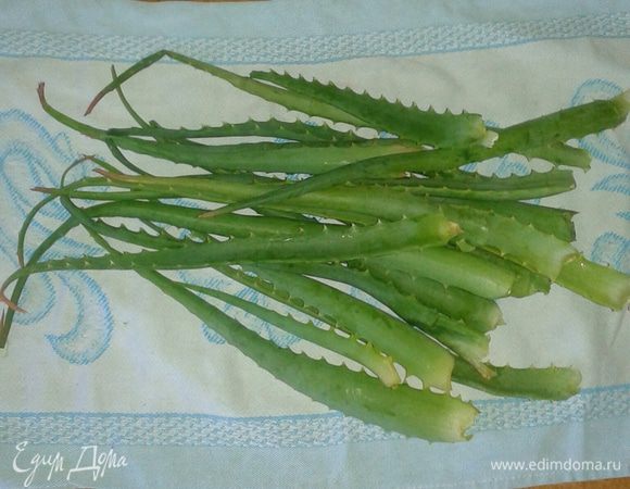 Итак, для начала необходимо приготовить сок алоэ. Для этого отрезаем листья алоэ, длина которых не 15 см. Моем, обсушиваем, заворачиваем в полотенце и убираем в холодильник на пару недель. Затем достаем, прокручиваем через мясорубку и процеживаем через марлечку сок. Сок готов! Есть противопоказания, например, беременность! Также можете купить в аптеке сок алоэ. Он всегда пригодится в доме - ранку или прыщик прижечь, ну и я для коктейлей! 