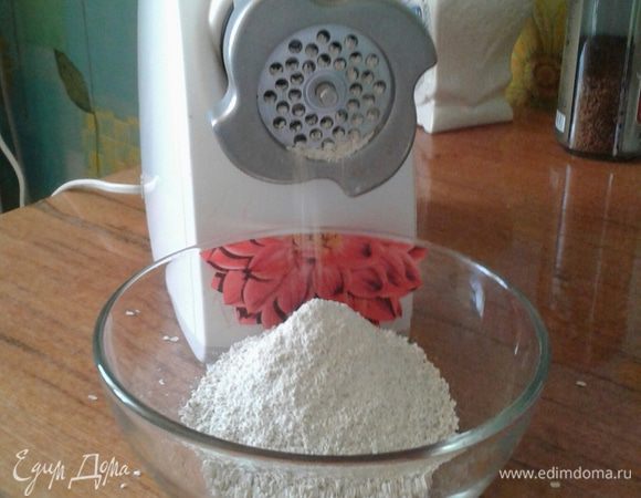 Овсяные хлопья пропускаем через мясорубку или кофемолку. Они также годятся не только для приготовления нутрибластов, но и для умывания или в виде скраба для тела. Так что приготовьте их с запасом, чтобы всегда были под рукой.