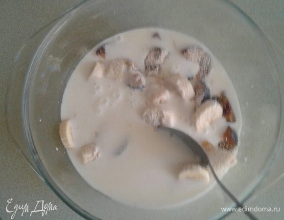 Очищенные бананы и сливы нарезаем, добавляем кефир, 2 ст. л. овсяных хлопьев, измельчаем до однородного состояния в блендере или с помощью  Nutribullet (у меня его, к великому сожалению, пока нет). Добавляем 0,5 ч.л. сока алоэ (больше может горчить). 