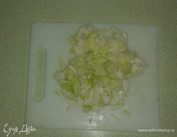 Нашинковать лук.