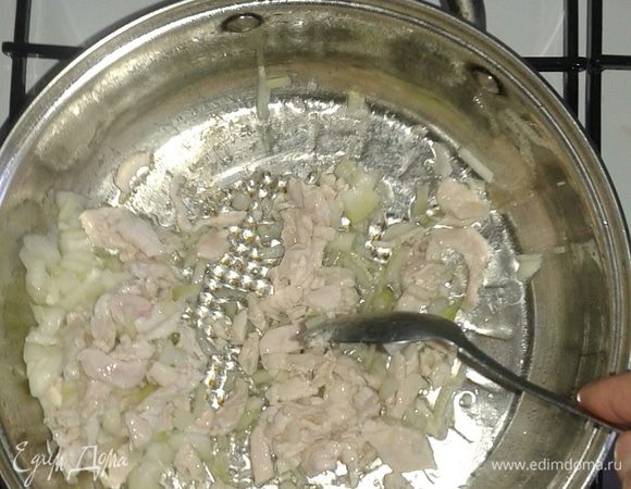 Обжарить филе и лук на растительном масле минут 7-10, добавить чеснок, еще обжарить минуты 3-5.