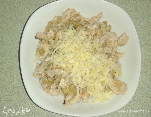 Смешать сыр и еще горячее куриное филе.