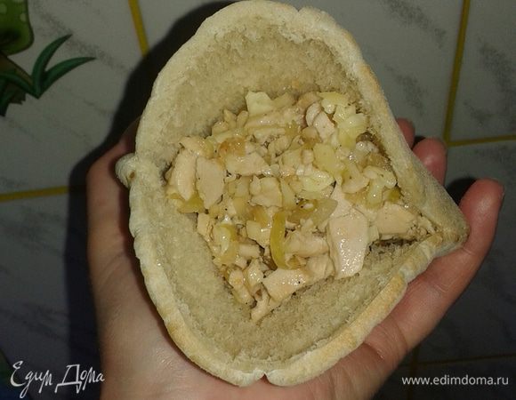 Разрезать питу так, чтобы получился кармашек. Выложить начинку  и разровнять. Кто любит посочнее, может предварительно смазать питу майонезом. Сытная пита. Приятного аппетита! 