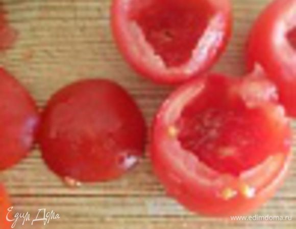 Помидоры помыть. Срезать верх и удалить сердцевину