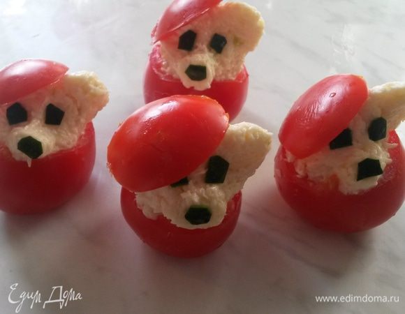 Наполнить помидоры сырной массой. Я решила украсить всем известную закуску и оформила ее в виде мишек.