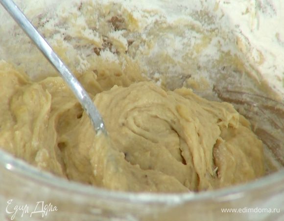 Добавить сахар, яйцо, кленовый сироп, разрыхлитель, соль и муку, вымешать тесто.