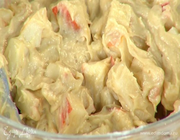 Груши, удалив сердцевину, нарезать небольшими кусочками, выложить в тесто и перемешать.