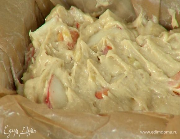 Продолговатую форму выстелить бумагой для выпечки, смазанной оставшимся сливочным маслом, выложить тесто и разровнять его.