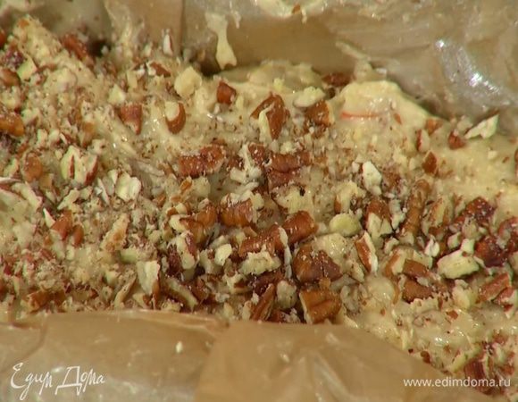 Орехи пекан измельчить в ступке и посыпать тесто в форме.