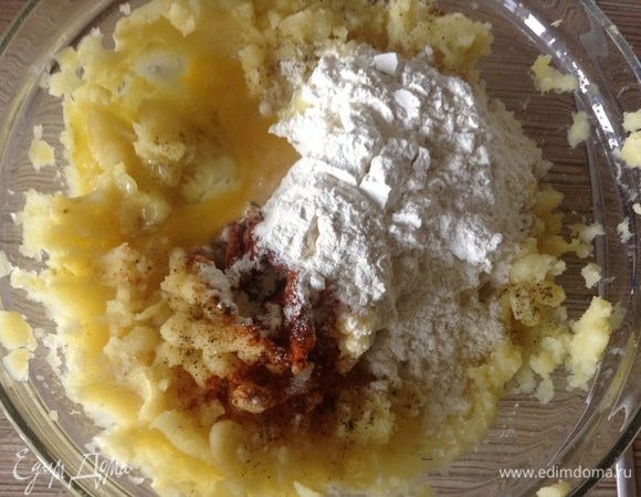 Картофель, размять теплый или натереть на мелкой терке, добавить муку, яйцо, сметану, соль, перец замесить тесто.