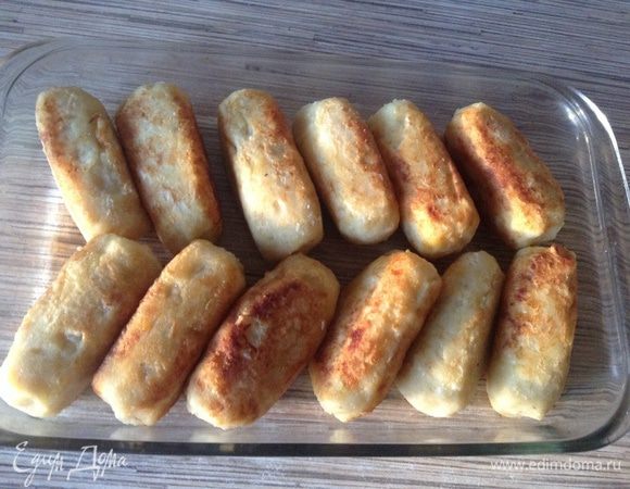 Обжаренные рулеты складываем в форму и отправляем на 15-20 минут в духовку при 200С, для сосисок и 25-30 - для фарша. За 5 минут до окончания приготовления присыпать сыром. Приятного аппетита.