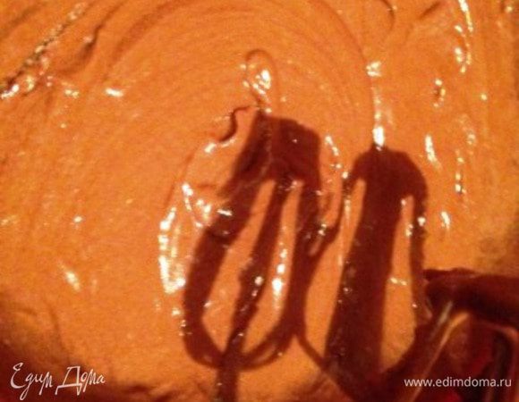 В одну половину добавить взбитые с оставшимся сахаром яйца. Взбить.
И муку с разрыхлителем и ванилином. Взбить.