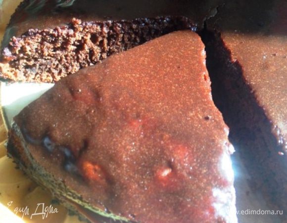 Вылить тесто в смазанную маслом форму 24 см и выпекать в разогретой до 180 духовке до готовности.
Горячий пирог залить отложенной половиной шоколадной смеси.