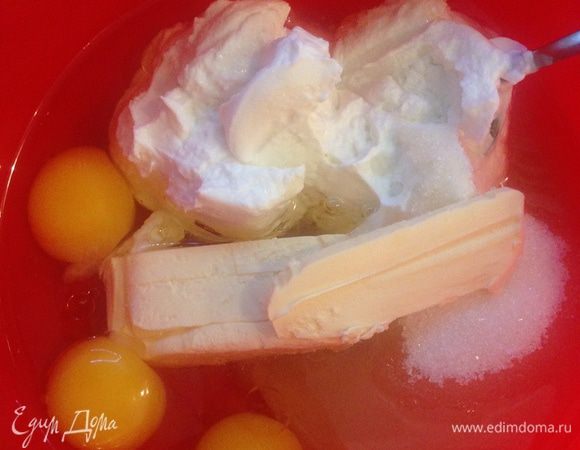 Творог берем мягкий пастообразный. 
Смешиваем все ингредиенты для теста, кроме разрыхлителя и муки.