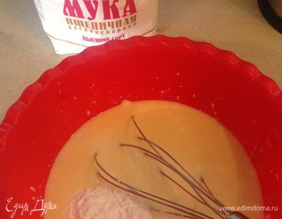 Хорошенько перемешиваем и добавляем разрыхлитель.