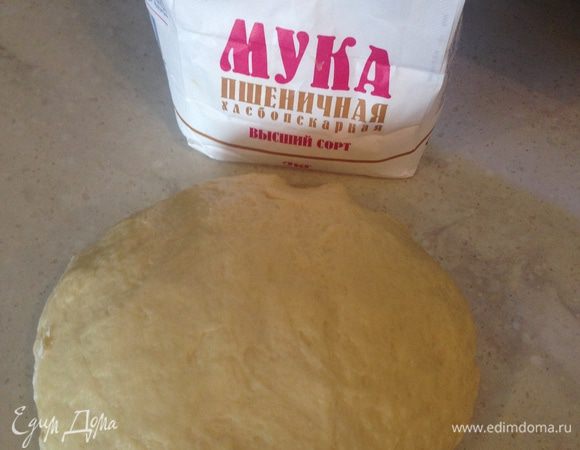 Просеиваем муку и замешиваем тесто. Тесто получится очень мягким как пластилин и не липким.