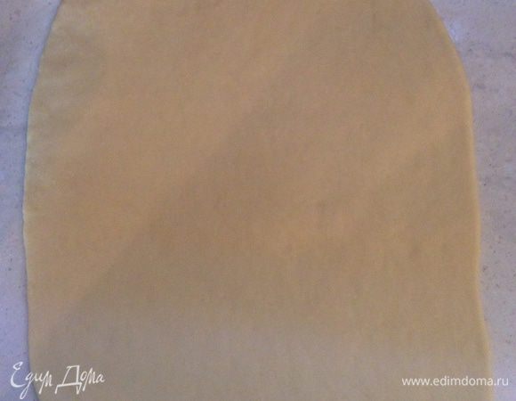 Каждую часть раскатываем как на фото (приблизительно 20-25 х30 см). Пласт не должен быть очень тонким!