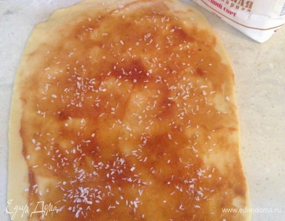 Смазываем повидлом (у меня яблочное) и посыпаем миндалем или кокосовой стружкой.