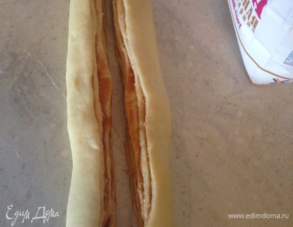 Сворачиваем в рулет. Разрезаем вдоль. Отступаем от одного конца около 1 см и разрезаем до конца.