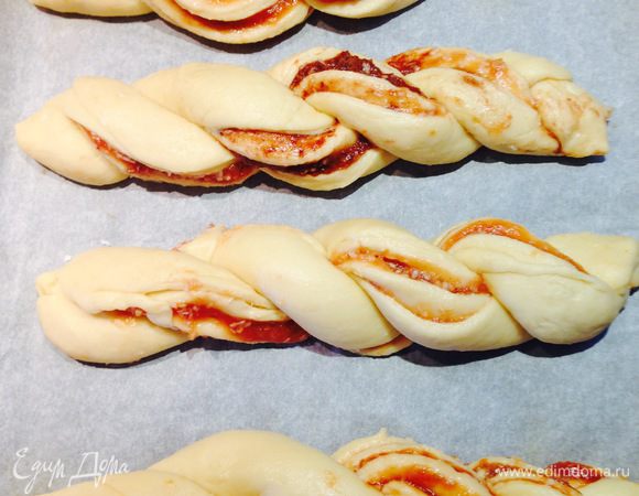 Выкладываем на застеленный пергаментом противень и перекладываем в разогретую до 180 градусов духовку.