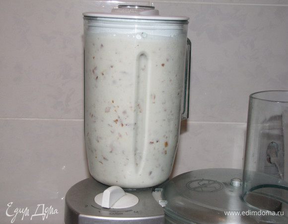 Приготовим миндальное молоко. Миндаль промыть и залить холодной водой, так чтобы вода закрыла миндаль. Оставить на несколько часов для набухания. Можно оставить на ночь. Воду слить, выложить миндаль в блендер, добавить три стакана хорошей питьевой воды, хорошо взбить. 