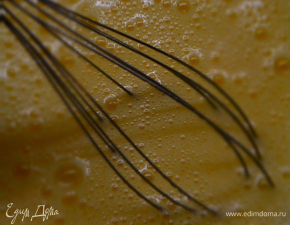 Яйца взбить с сахаром до густой белой пены. Не переставая взбивать, добавить постепенно очень горячую воду.