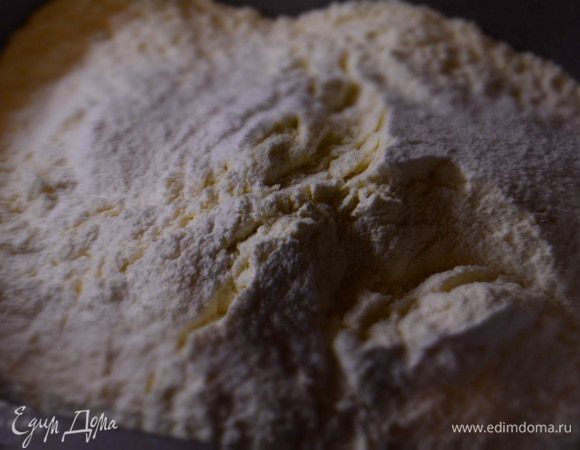 Муку с разрыхлителем и ванилью просеять.