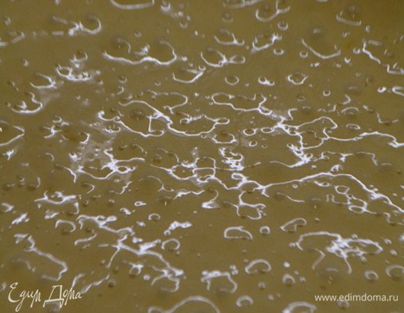 Ввести в яичную массу и аккуратно перемешать лопаткой снизу вверх.