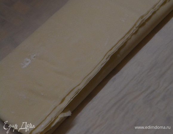 Затем загнуть тесто к середине с двух сторон. Тем самым получается рулет.