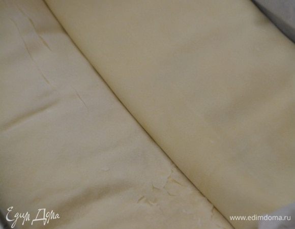 Взять за край пекарской бумаги и перевернуть так, чтобы рулет оказался швом вниз. Сильно не затягивать, так как при выпечке тесто будет увеличиваться и может лопнуть! Тоже самое сделать со второй частью теста и ягодами. Тем самым получатся 2 рулета! По желанию смазать поверхность яйцом.
Выпекать при Т 200 градусов 30 минут.