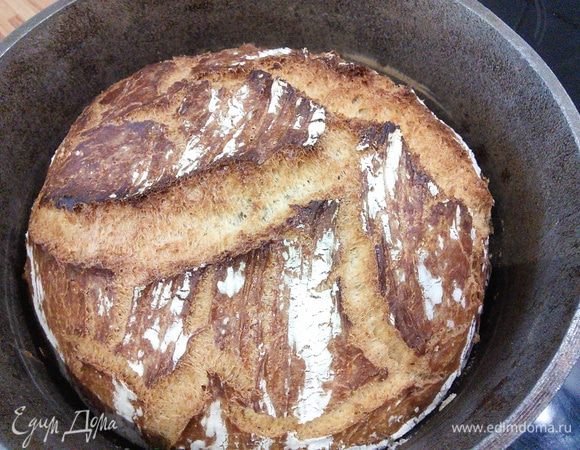 Теперь нужно переложить тесто в казан (не обожгитесь!) и выпекать 15 минут под крышкой или пергаментной бумагой. Через 15 мин снизьте температуру до 230 °С и откройте крышку, выпекайте ещё 25 минут. Теперь проверка на сухую палочку и если необходимо ещё 5-10 минут (тут я установила нижний жар и накрыла опять пергаментной бумагой). Вот он - красавец! 